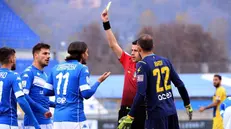 L'arbitro Giua, cartellino giallo in mano, durante Brescia-Frosinone - Foto New Reporter Zanardelli © www.giornaledibrescia.it