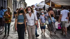 Gente per strada - Foto © www.giornaledibrescia.it