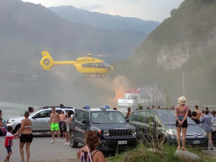 L'eliambulanza atterra in riva al lago d'Idro per prestare soccorso al sub - © www.giornaledibrescia.it