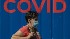 Una donna con la mascherina davanti ad un centro per i test Covid, Praga