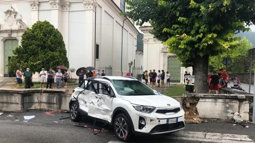 Scontro tra un'auto e un mezzo pesante a Nave