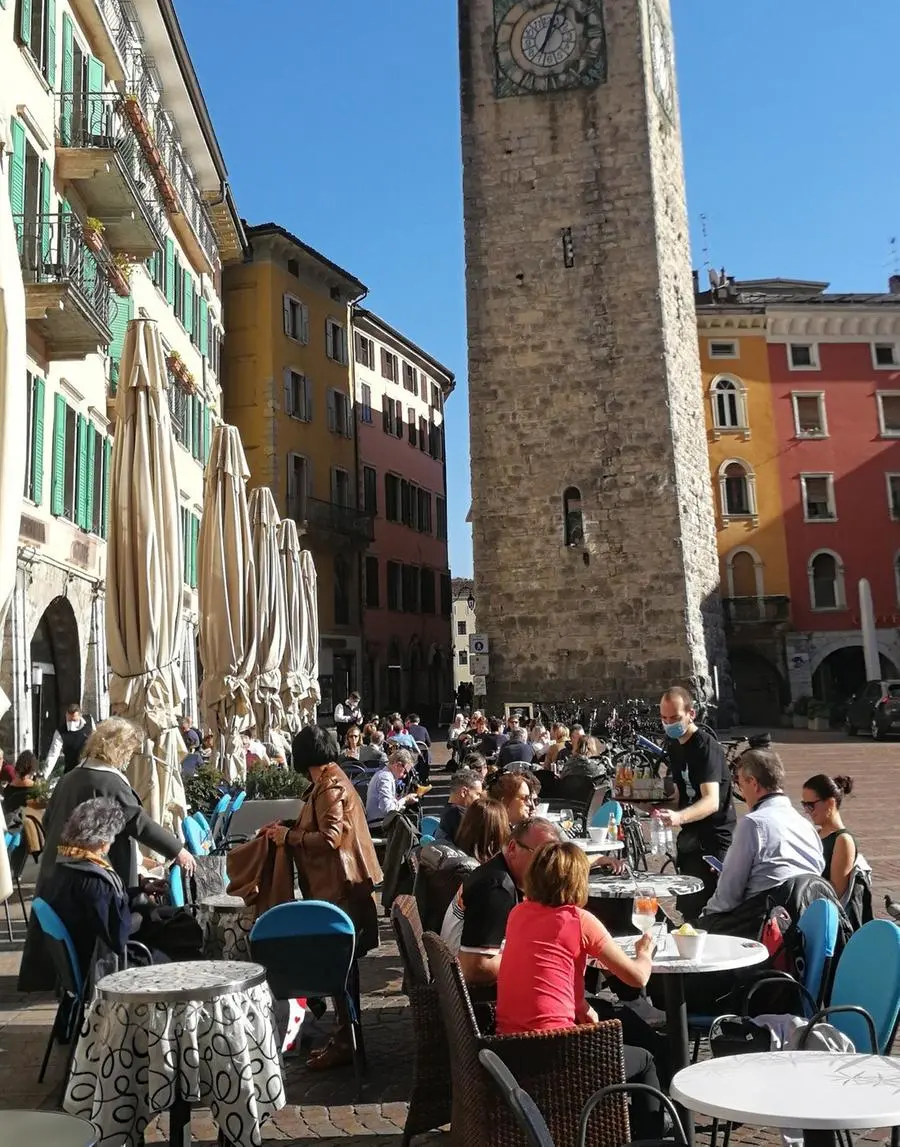 Riva del Garda: tavolini pieni di avventori per l’aperitivo e il pranzo - © www.giornaledibrescia.it