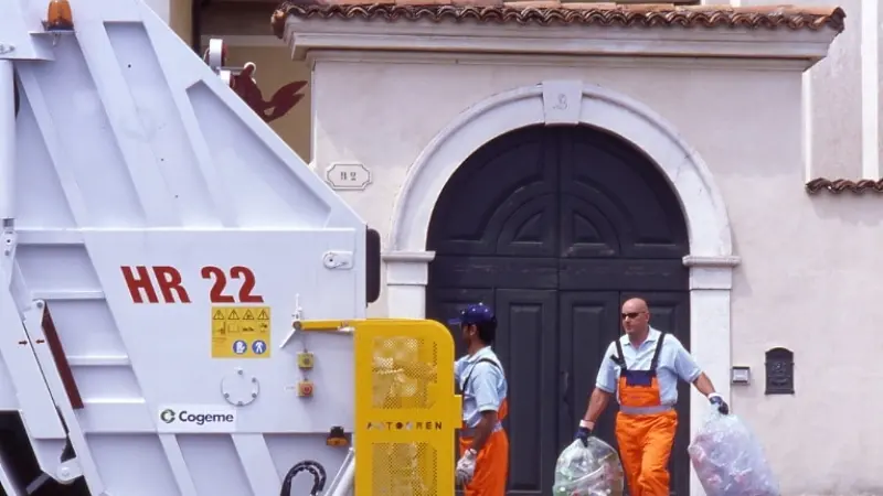 Un camion per la raccolta dei rifiuti (archivio) - © www.giornaledibrescia.it