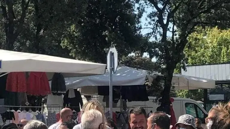 Salvini tra le bancarelle del mercato a Forte dei Marmi lo scorso 12 agosto