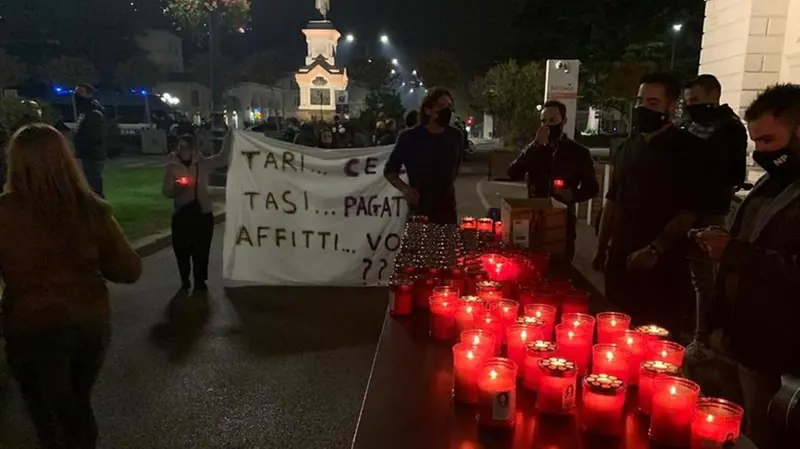 Coprifuoco, la manifestazione in piazzale Arnaldo