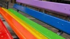 Una panchina arcobaleno contro l'omotransfobia