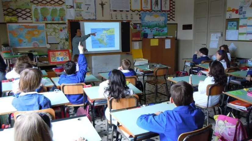 Docente e studenti durante una lezione - © www.giornaledibrescia.it