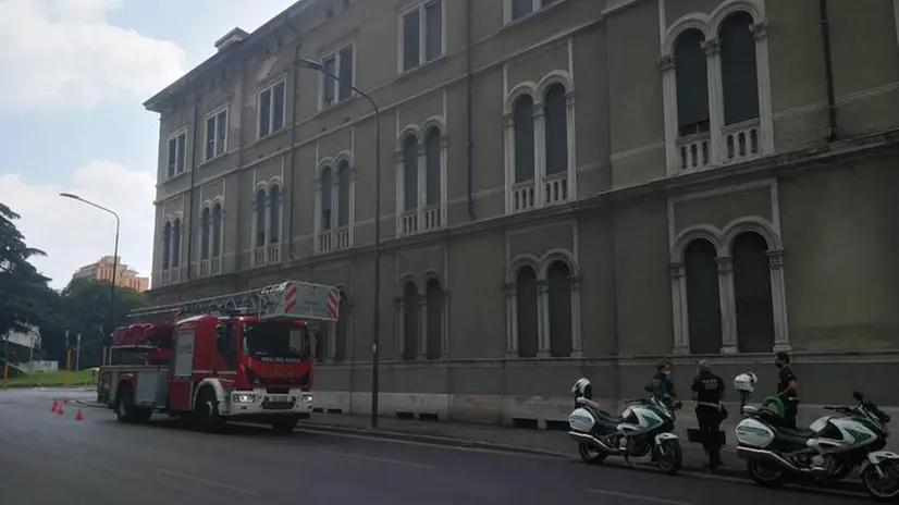 Dall'ex ospedale Umberto I sono caduti calcinacci