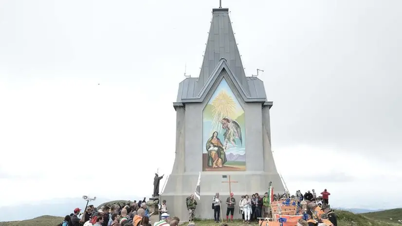 Pellegrini al monumento del Redentore