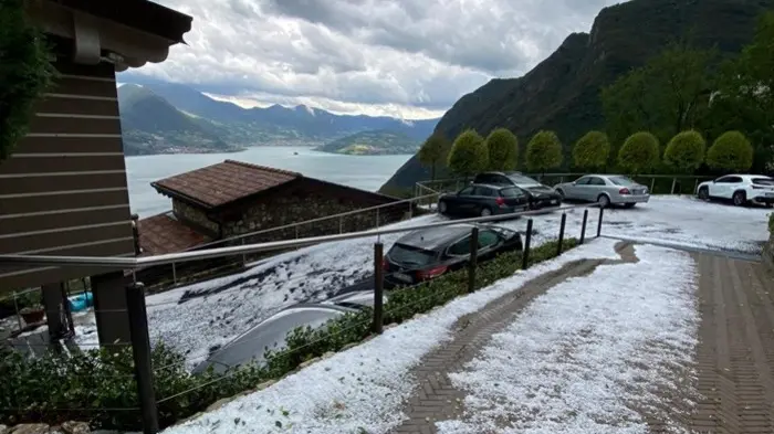 La grandine a Fonteno, sullo sfondo si vede il lago d'Iseo