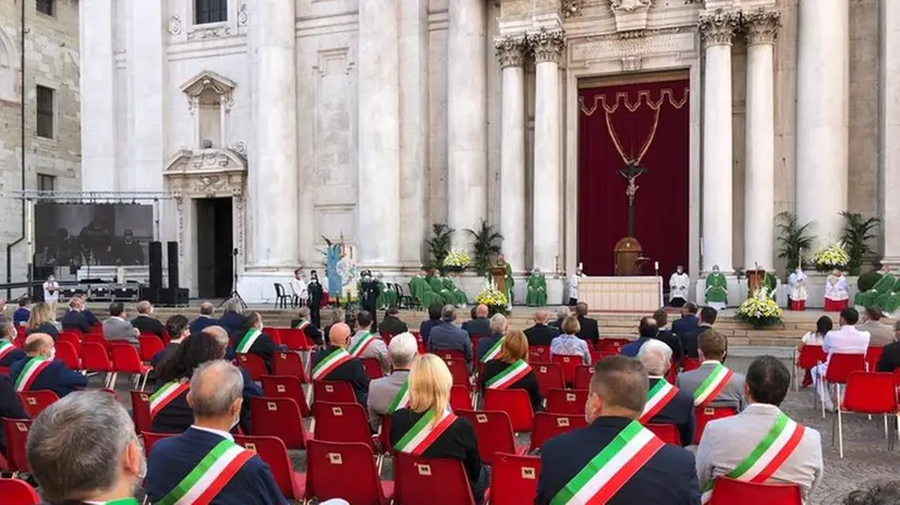 La messa del Vescovo in piazza Paolo VI per le vittime del Covid - Foto Marco Ortogni/Neg © www.giornaledibrescia.it