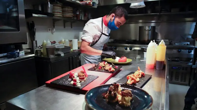 Uno chef in cucina - Foto © www.giornaledibrescia.it