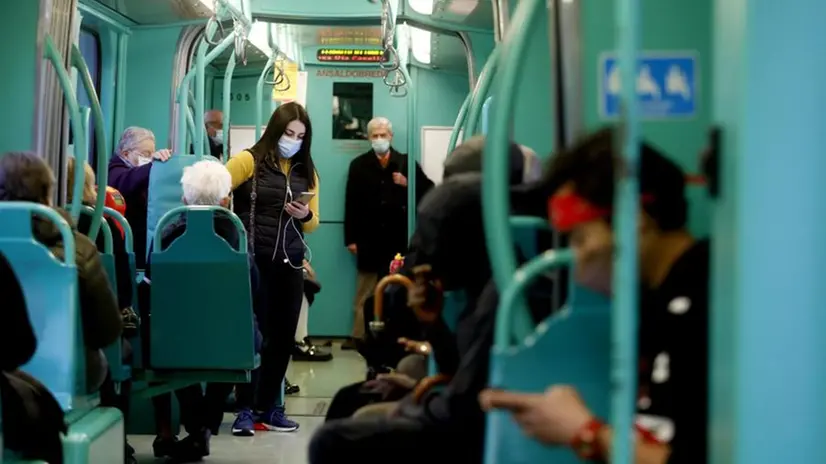 Passeggeri sulla metro di Milano - Foto © www.giornaledibrescia.it