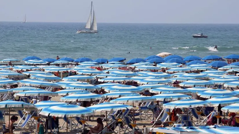 Spiaggia italiana affollata - © www.giornaledibrescia.it