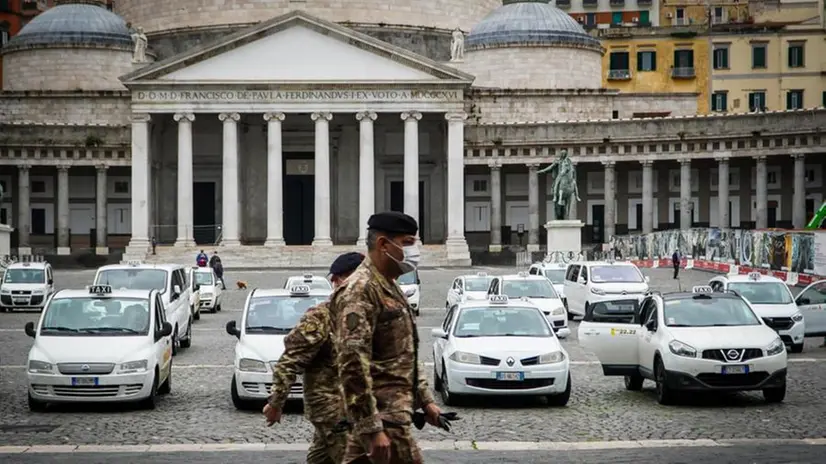 Coronavirus: Napoli tra le città più colpite dalla seconda ondata. Qui un momento della protesta dei taxisti - Foto Ansa © www.giornaledibrescia.it
