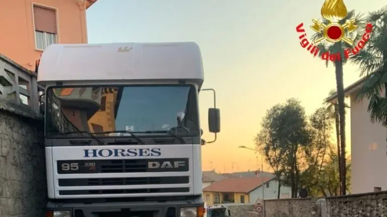 Il camion bloccato in una viuzza di Capriolo