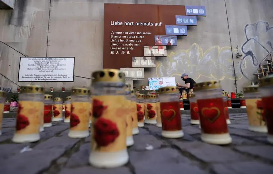 Il memoriale della strage della Loveparade, a Duisburg - Foto Ansa/Epa/Friedeman Vogel © www.giornaledibrescia.it