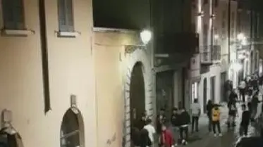 Risse in strada.  Un’immagine del video girato sabato sera