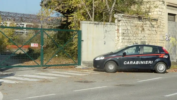 Perquisizioni. I carabinieri hanno passato al setaccio gli stabili dismessi del comparto Milano.