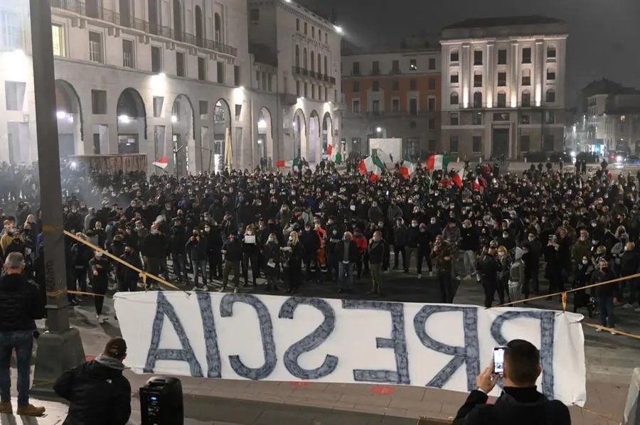 La manifestazione contro il Dpcm in piazza Vittoria