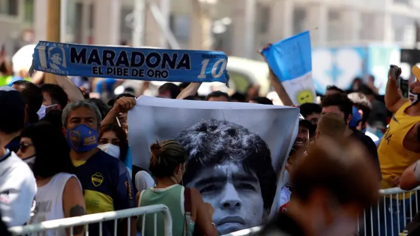 Persone in fila, davanti a Casa Rosada, Buenos  Aires, per rendere omaggio al feretro di Maradona - Foto © www.giornaledibrescia.it