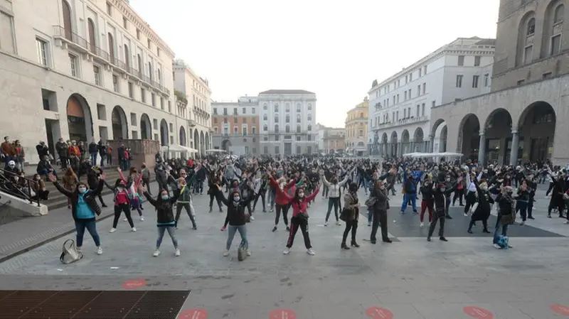Il mondo dello sport in piazza: «Fateci lavorare»