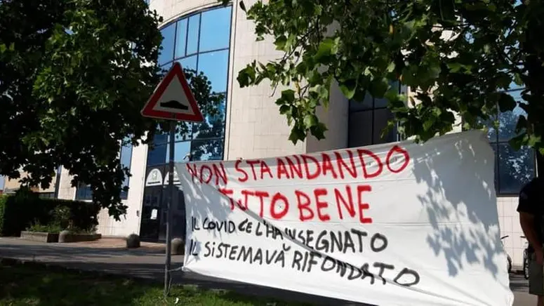 Alcuni degli striscioni affissi in città