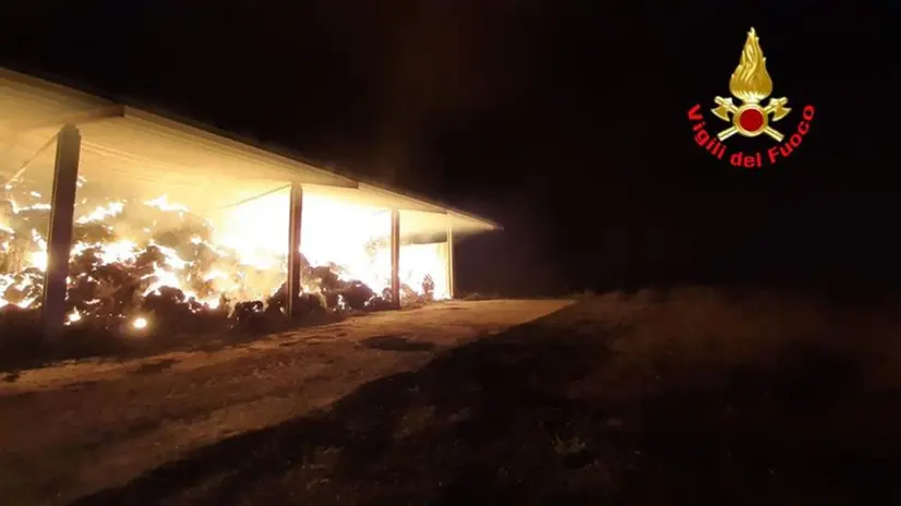 Fienile prende fuoco a Gambara