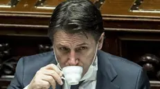 Il premier Giuseppe Conte beve un caffè in Parlamento - Foto Ansa/Roberto Monaldo
