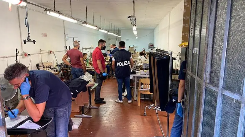 Il laboratorio clandestino chiuso in via Voltolina