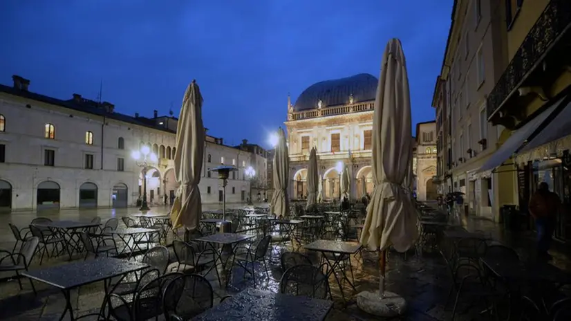 Chiusura di bar e ristoranti alle 18: il centro città diventa spettrale