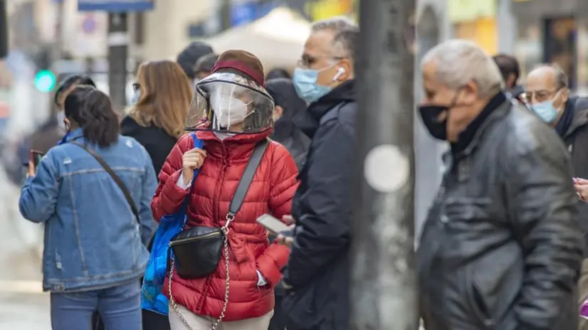 Mascherine e protezioni tra i passanti a Milano - Foto Ansa © www.giornaledibrescia.it