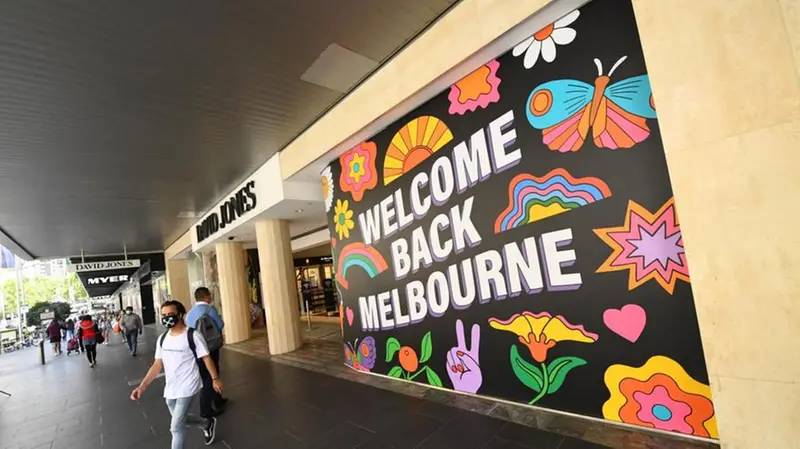 A Melbourne un cartellone festeggia la conclusione dei 4 mesi di lockdown - Foto Epa © www.giornaledibrescia.it