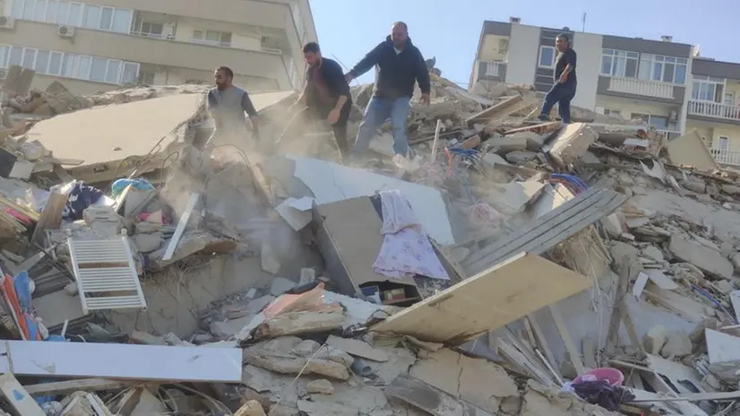 Smirne, crolli e danni dopo il terremoto
