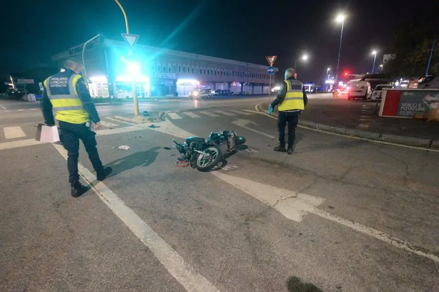 Auto contro scooter, grave un 53enne in via Orzinuovi