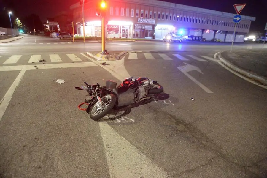Auto contro scooter, grave un 53enne in via Orzinuovi