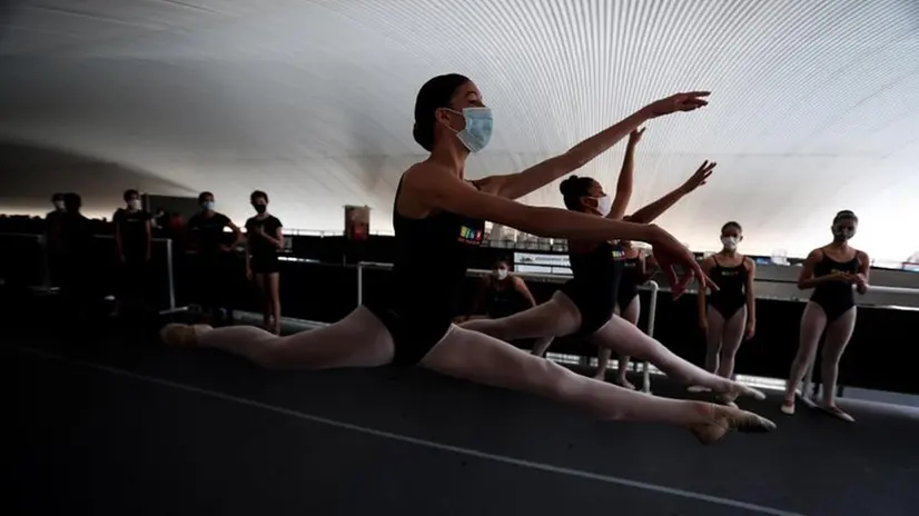 Ballerine tornano in sala prove dopo il lockdown in Brasile: potrebbe non durare a lungo - Foto Epa/Fernando Bizerra