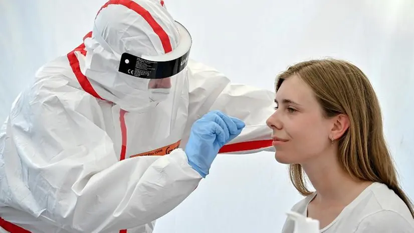 Una ragazza si sottopone a un tampone nasofaringeo - Foto Ansa/Epa/Sasha Steinbach