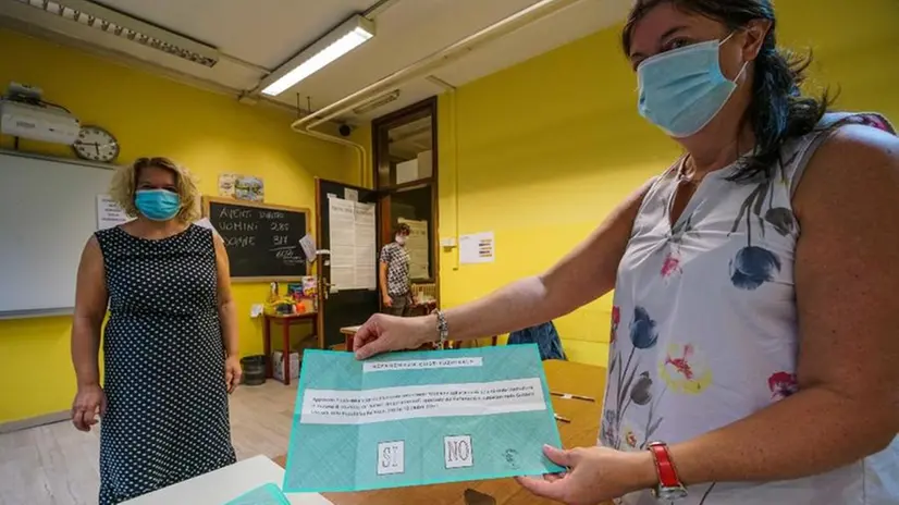 Riaprono i seggi elettorali in tutta Italia, fino alle 15 - Foto Ansa/Tino Romano