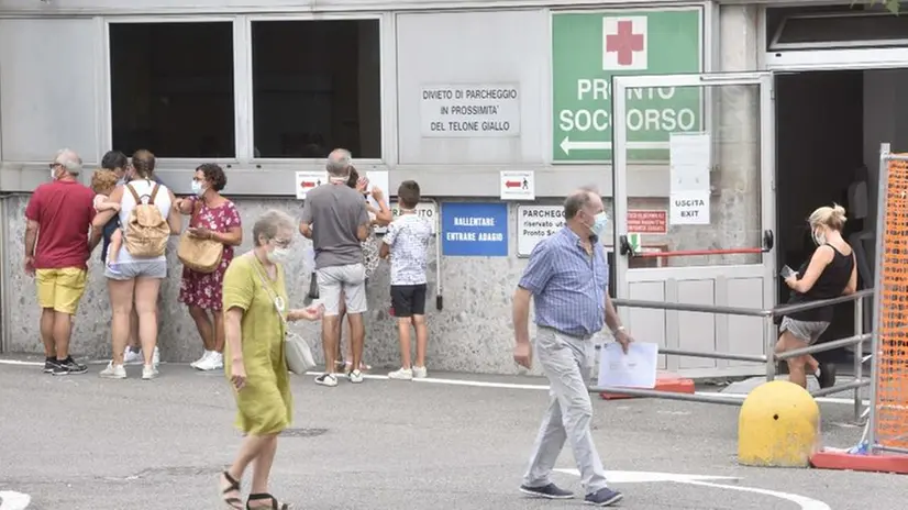 Turisti rientrati dalla Grecia in attesa del tampone all'ospedale di Alzano - Foto Ansa/Stefano Cavicchi