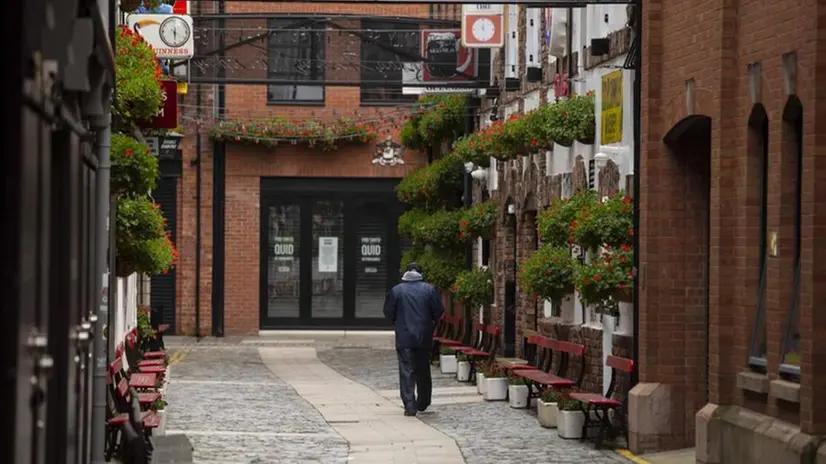 Un uomo cammina per strada a Belfast - Foto © www.giornaledibrescia.it