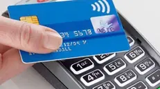 Sale la soglia dei pagamenti contactless