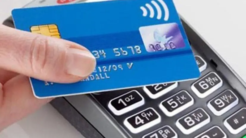 Sale la soglia dei pagamenti contactless