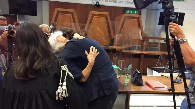 Marco Cappato e Mina Welby si abbracciano dopo l'assoluzione - Foto Ansa/Manuela D'Angelo