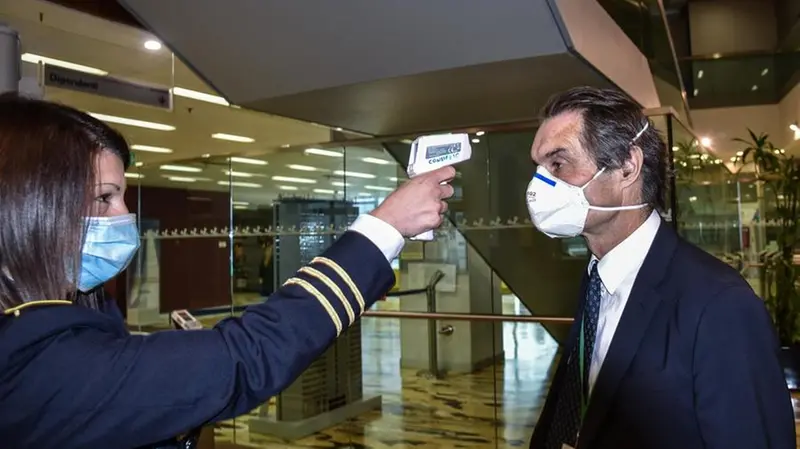 Il presidente Fontana sottoposto alla misurazione della temperatura a Palazzo Lombardia - Foto Ansa/Matteo Corner