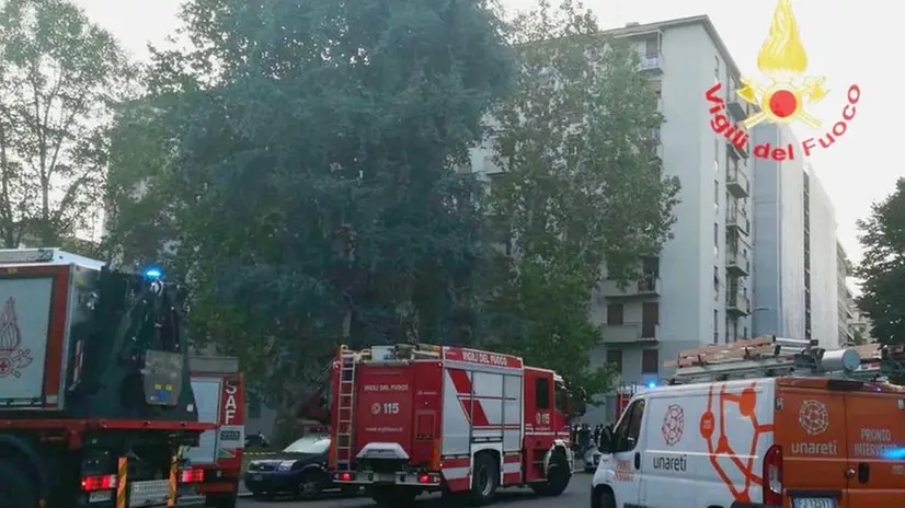 Mezzi di soccorso dei Vigili del Fuoco a ridosso della palazzina di Milano interessata dall'esplosione - Foto Vigili del Fuoco © www.giornaledibrescia.it