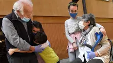 Un abbraccio tra nonni e nipoti - Foto © www.giornaledibrescia.it