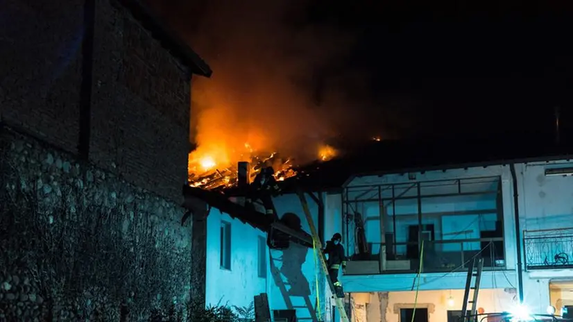 Castegnato, tetto in fiamme e Vigili del Fuoco al lavoro