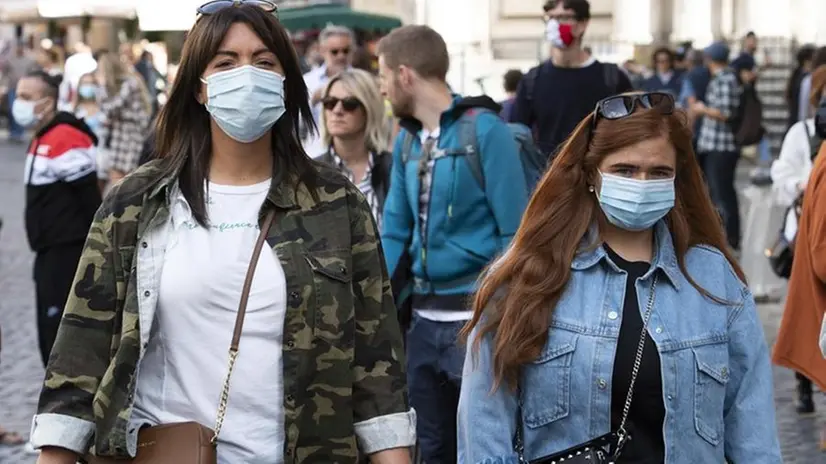 Persone che indossano la mascherina -  © www.giornaledibrescia.it