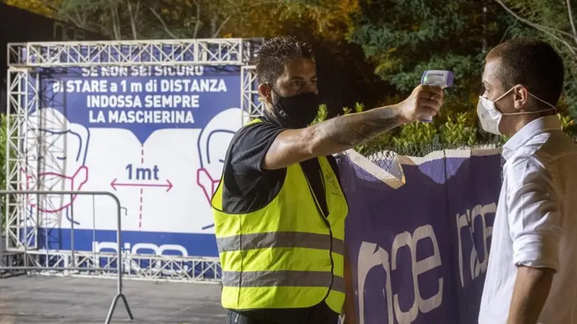 Misurazione della febbre all'ingresso di una discoteca - Foto Ansa/Claudio Peri